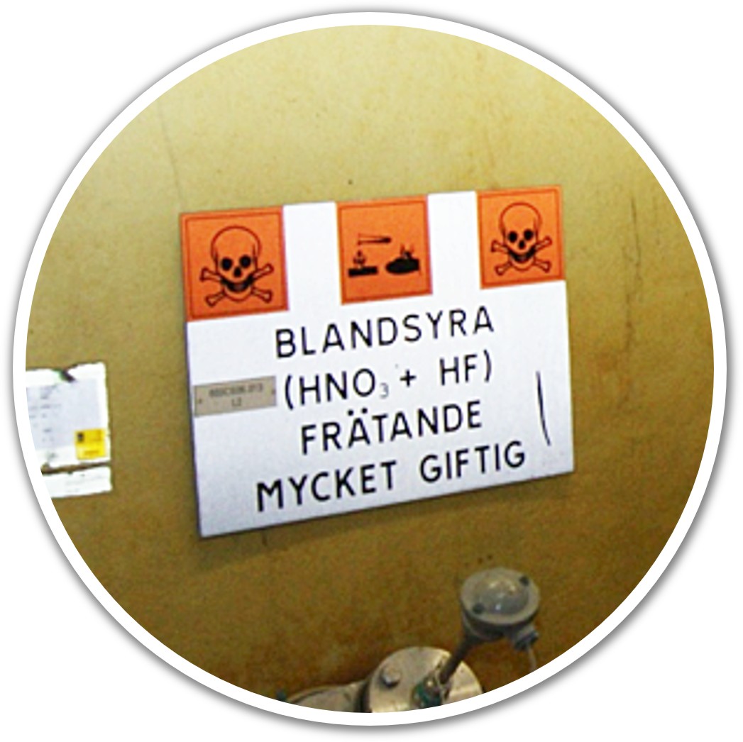 Informationsskylt om farliga kemikalier