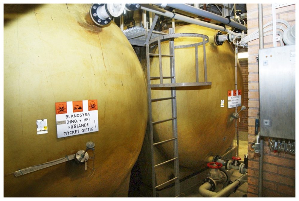 2 stora gula tankar med farligt innehåll