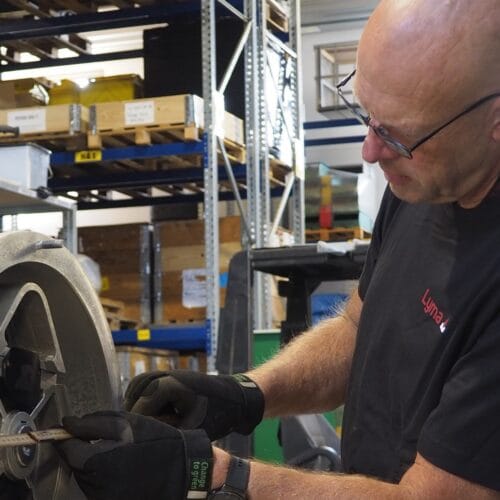 A man at Lyma is measuring a pump housing